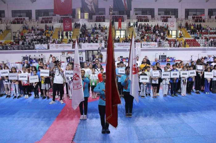 Minikler Türkiye Tekvando Şampiyonası’nın Açılış Seremonisi Yapıldı