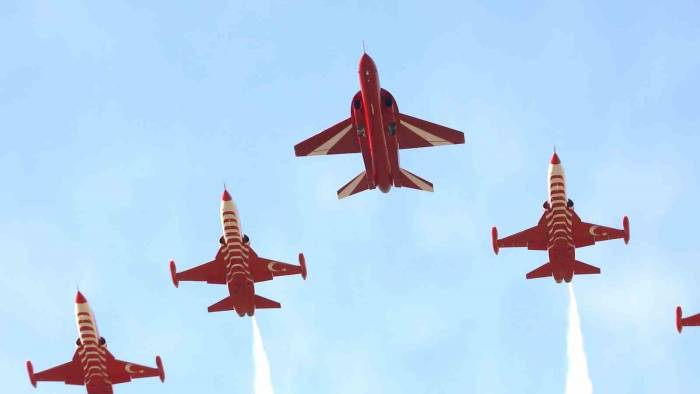 Hürjet, Türk Yıldızları İle Birlikte Kol Uçuşu Yaptı