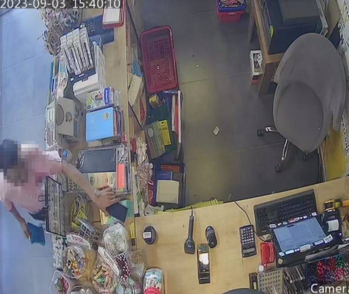 Masanın Üzerinde Duran Telefonu Saniyeler İçinde Çaldı Yoluna Devam Etti, O Anlar Kamerada