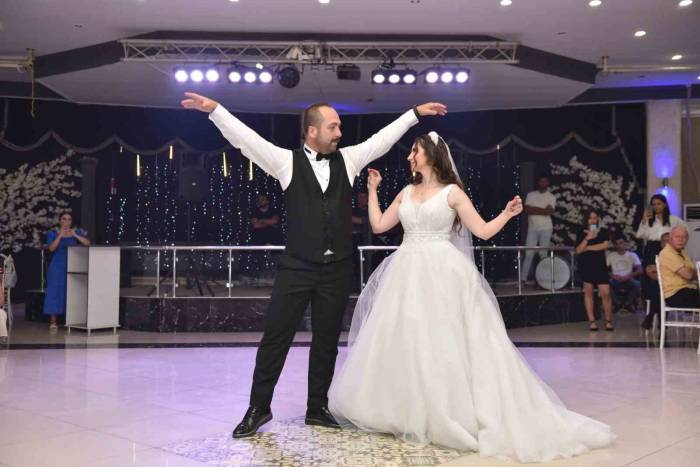 Halk Oyunları Eğitmeni Çiftten Muhteşem Düğün