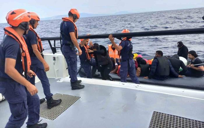İzmir Açıklarında 104 Düzensiz Göçmen Ve 3 Göçmen Kaçakçısı Yakalandı