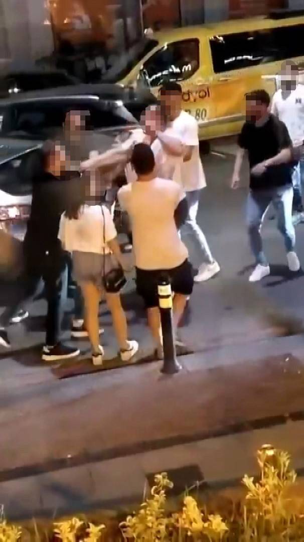 Caddebostan’da Yol Kavgasında Tekme Ve Yumruklar Havada Uçuştu