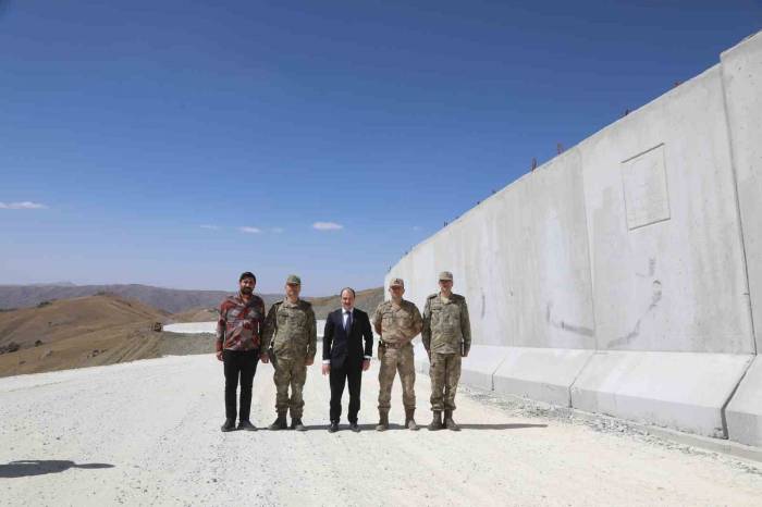 Van-iran Sınırında Güvenlik Duvarı Çalışmaları Devam Ediyor