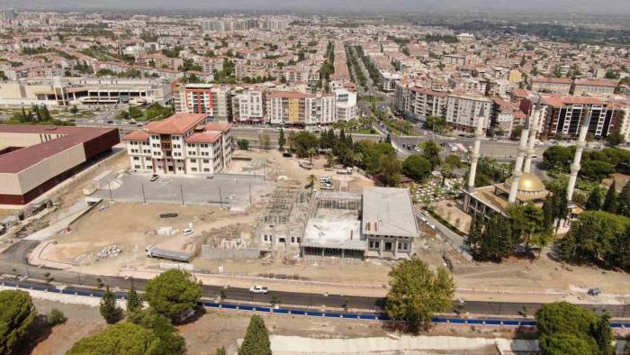 Yunusemre’nin ’100. Yıl Meydanı’ Projesi İnşaatı Devam Ediyor