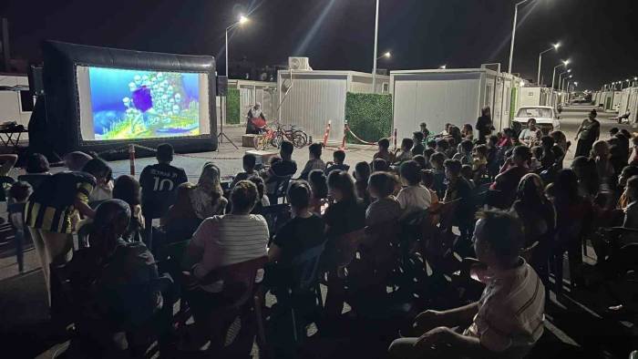 Depremzede Çocuklar Sinema Etkinliğinde Buluştu