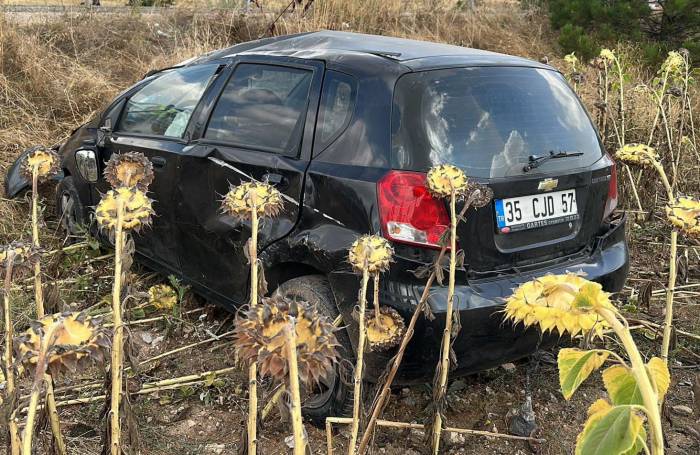 Takla Atıp Ayçiçek Tarlasına Giren Otomobilde 2 Kişi Yaralandı