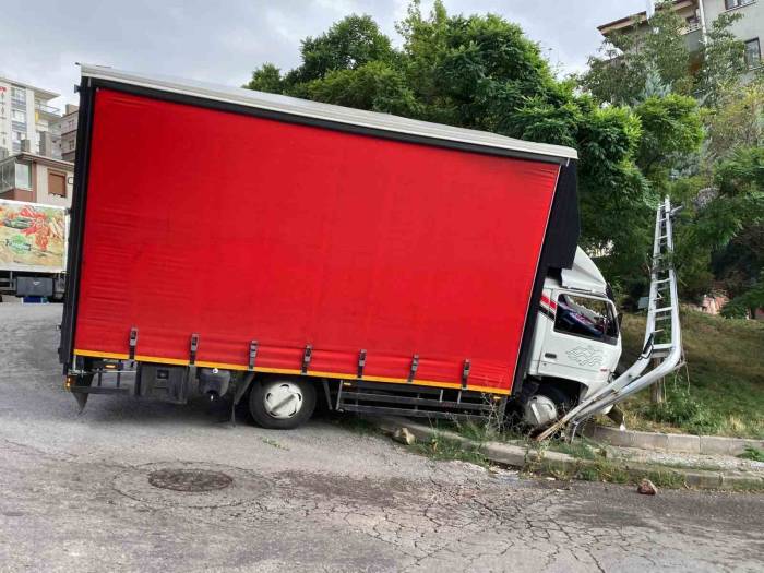 El Freni Çekilmeyen Kamyon Direğe Çarparak Durabildi