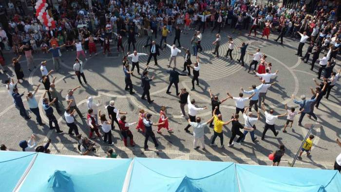 Havran’da 100 Kişi Meydanda Harmandalı Oynadı