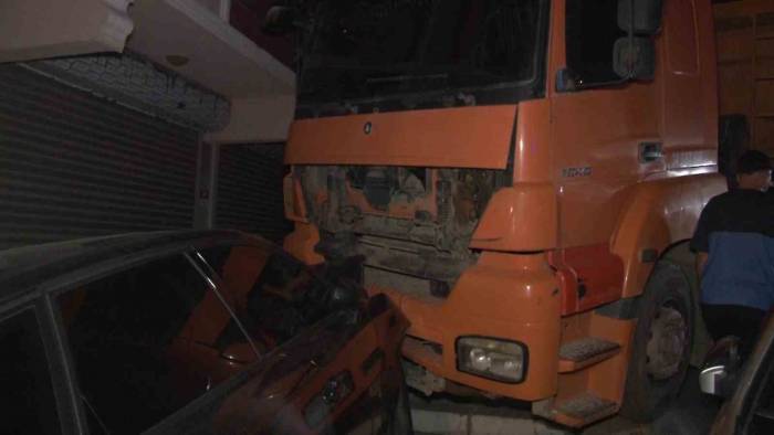 Freni Boşalan Hafriyat Kamyonu 6 Otomobile Çarparak Durabildi