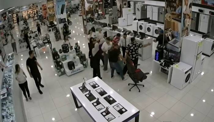 Isparta’da Mağaza Çalışanları İle Müşteri Çift Arasında Kavga