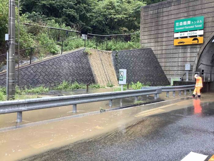 Japonya’da Tropikal Fırtına Alarmı: Nehirler Taştı, Sürücüler Yolda Kaldı