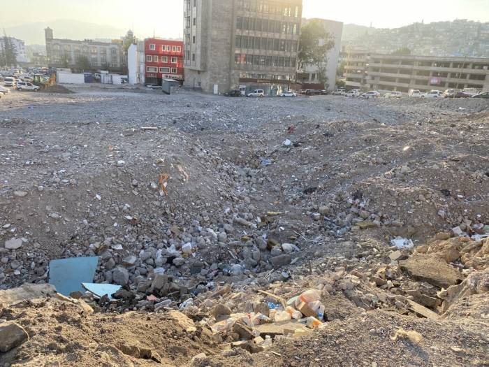 Kahramanmaraş’ta 85 İş Yerinin Bulunduğu Handan Geriye Boş Bir Arazi Kaldı