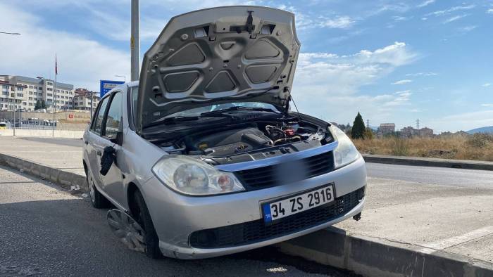Refüje Çarpan Otomobildeki 2 Kişi Yaralandı