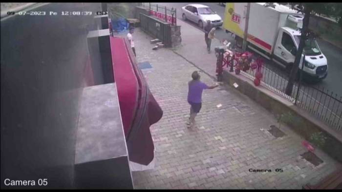 Kartal’da Esnafın Elindeki 10 Bin Euro Rüzgarda Etrafa Saçıldı