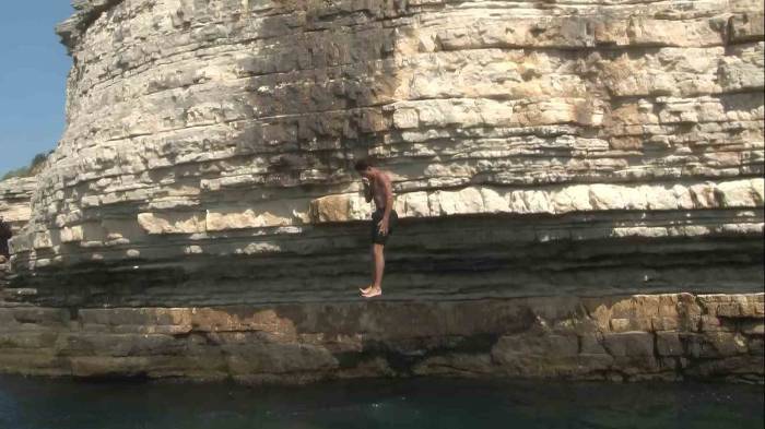 Kayalıklardan Ölümüne Atlayış