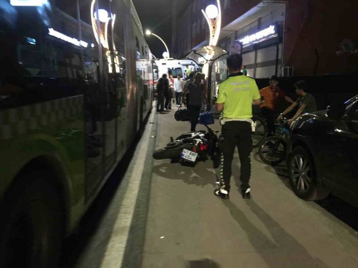 Alkollü Motosiklet Sürücüsü Otobüsten İnen Yolcuya Çarptı: 2 Yaralı