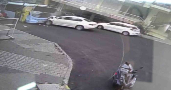 Maltepe’de Otomobil İle Minibüs Çarpıştı: 3 Kişi Yaralandı
