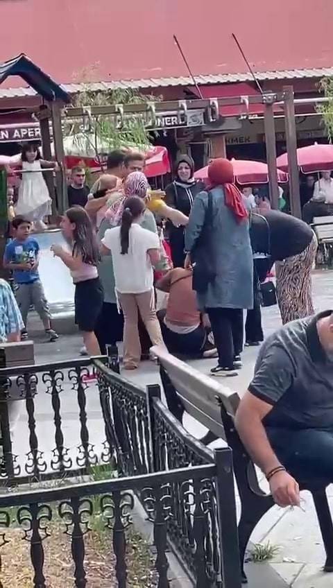Çocukların Kavgasına Ailelerde Dahil Olunca Ortaya Bu Görüntüler Çıktı