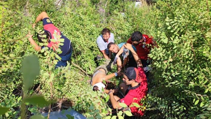 Motosiklet 20 Metrelik Uçuruma Yuvarlandı: 2 Yaralı