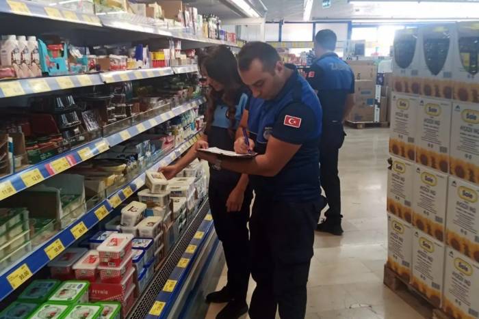 Zile Belediyesi Zabıta Ekipleri Tarihi Geçmiş Ürünlere El Koydu