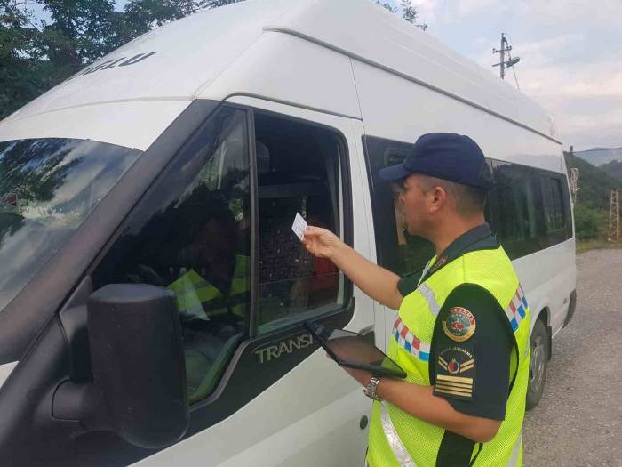 Jandarma Servis Araçlarını Denetledi