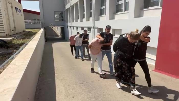 Lüks Otomobilden 1 Kilogram 950 Gram Esrar Çıktı, Şüpheliler Çıkarıldığı Mahkemece Serbest Kaldı