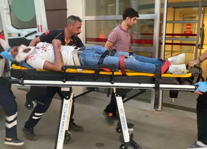 Motosiklet Devrildi: 2 Yaralı