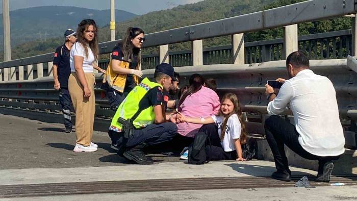 Kazada Yaralanan Küçük Kızı Jandarma Teskin Etti