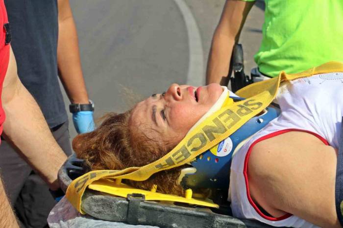 Virajı Alamayan Otomobil Takla Atıp Uçuruma Yuvarlandı, Sıkışan Araçtan Çıkartılan Kadın Acı İçinde Kıvrandı