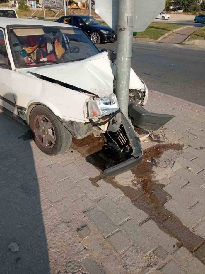 Freni Tutmayan Otomobil Trafik Işıkları Direğine Çarptı: 1 Yaralı