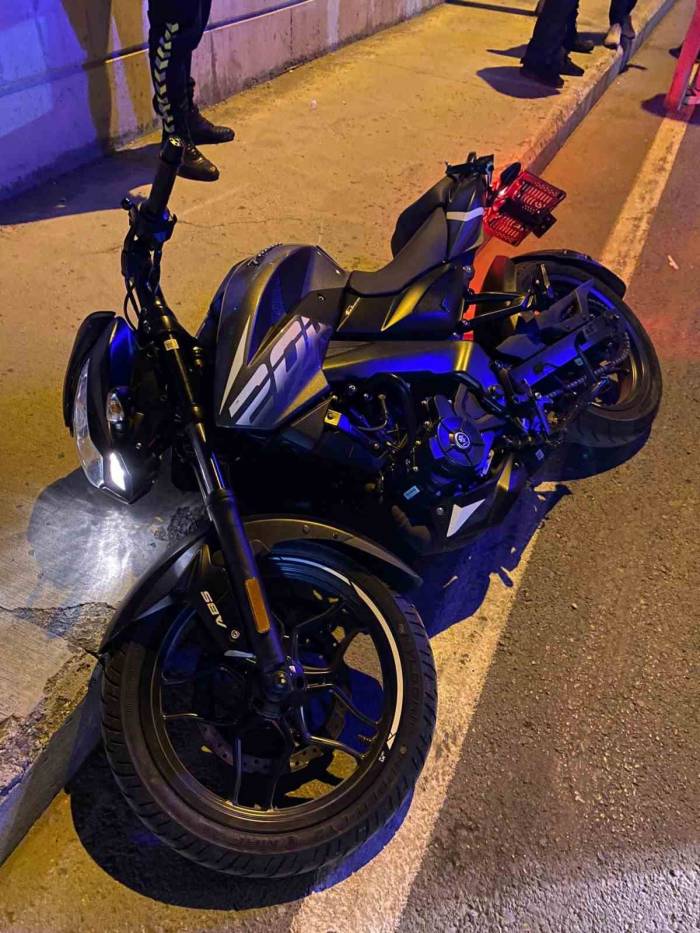 Bağcılar’da Devriye Atan Polislere Denk Gelince Kaçmaya Çalışan Motosikletli Hırsızlar Kamerada