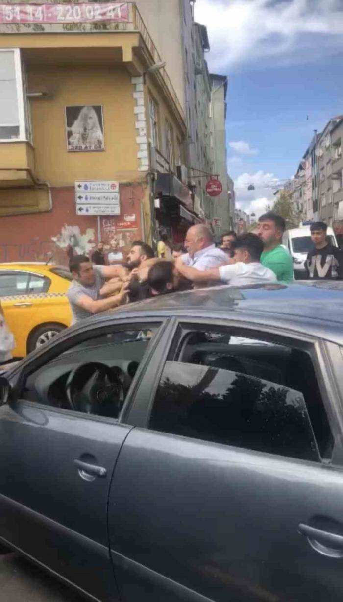İstanbul’da Kaza Sonrası Kavga: Baba Ve Oğluna 7 Kişi Saldırdı