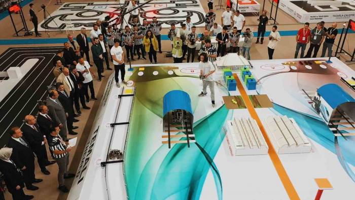 Ortaokul Ve Lise Öğrencileri Robotlarıyla Büyüledi