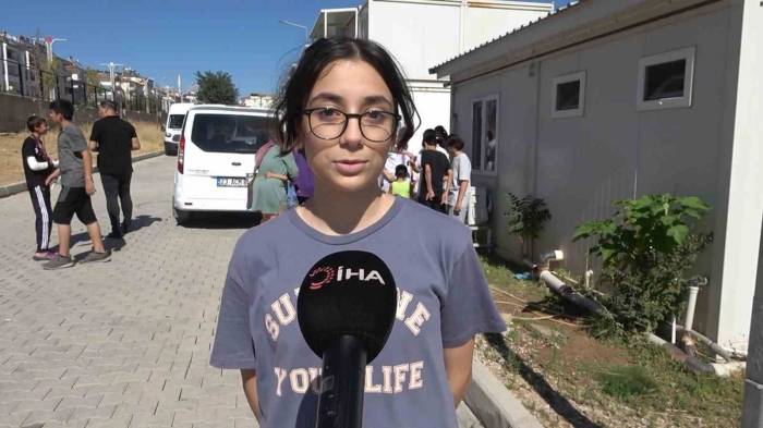 Depremzede Akranlarına Kırtasiye Yardımında Bulunan Öğrenciden Yüreklere Dokunan Sözler