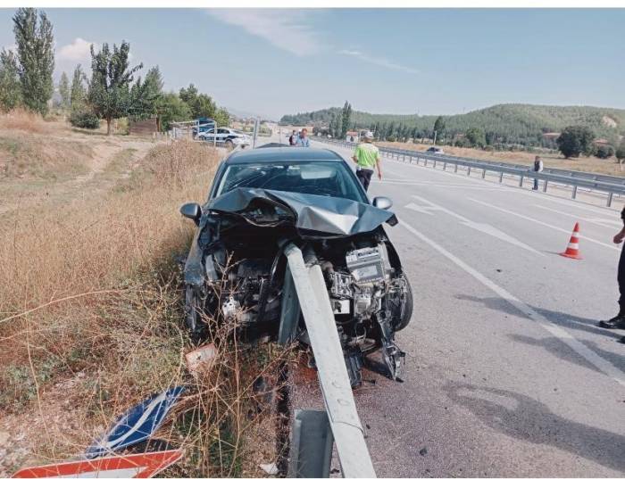 Gediz’de Otomobil Bariyerlere Saplandı: 2 Yaralı