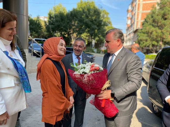 Gençlik Ve Spor Bakanı Osman Aşkın Bak, Ak Parti’de Partililerle Bir Araya Geldi