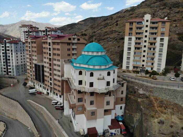 Gümüşhane’de 6 Katlı Apartman Cami Görenleri Hayrete Düşürüyor