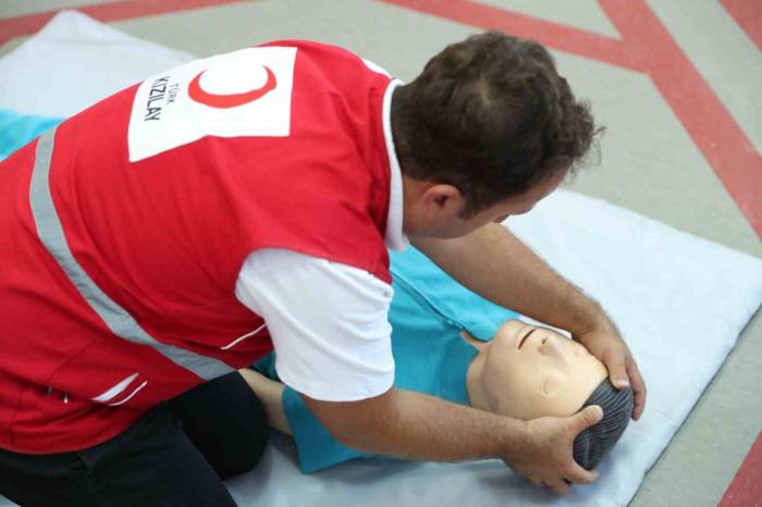 "dünya İlk Yardım Günü"nde Vatandaşlara Uygulamalı Olarak İlk Yardım Anlatıldı