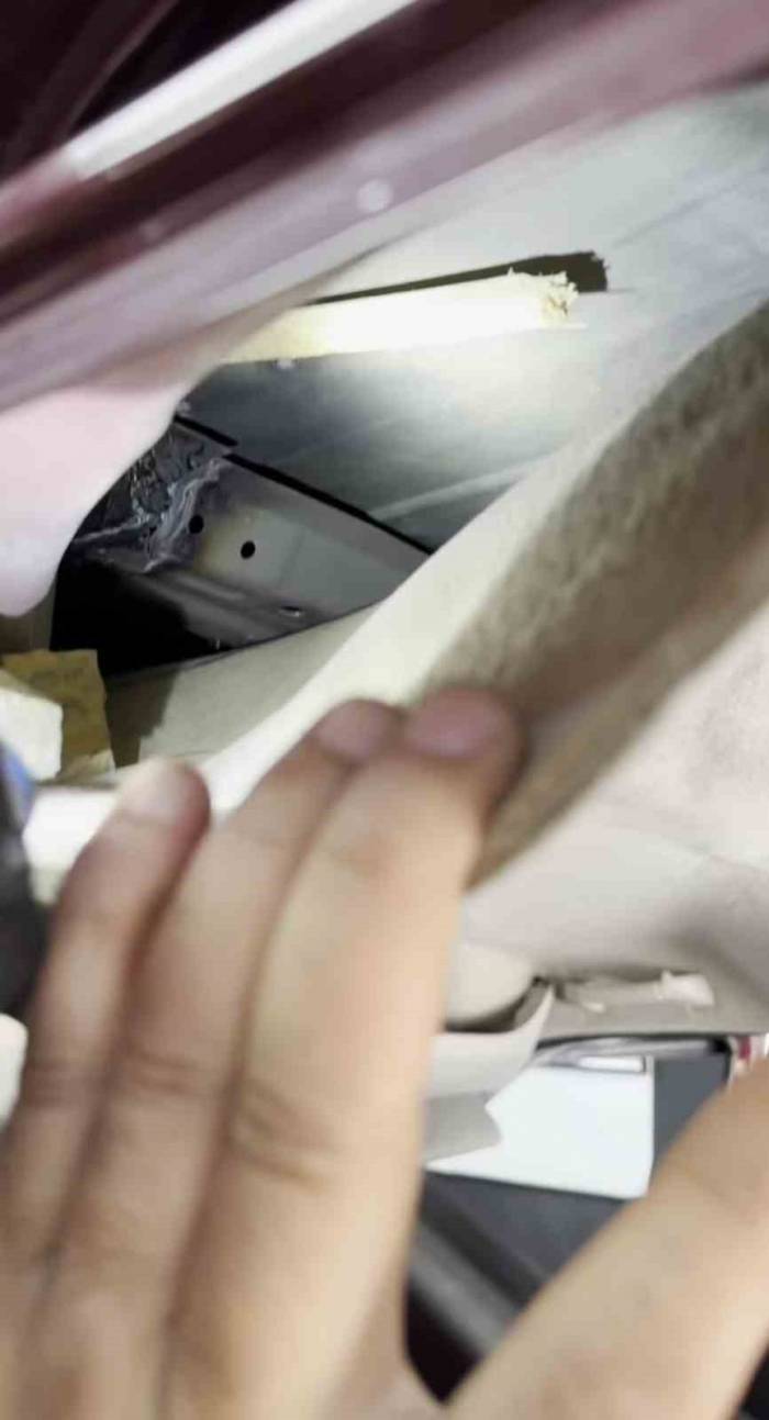 Otomobilin Tavanını Desteklemek İçin Tahta Kullanmışlar