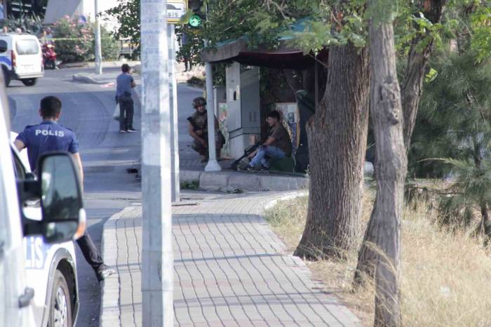 Bekçiyi Vuran Saldırgan Yakalanacağını Anlayınca Tüfeği Başına Dayadı
