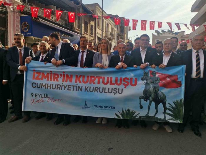 İzmir’de 9 Eylül Coşkusu Zafer Yürüyüşü İle Başladı