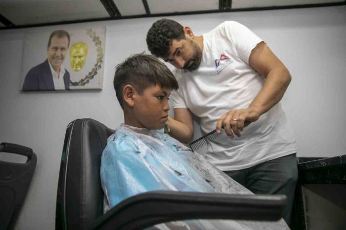 Mobil Kuaför, Mevsimlik İşçilerin Çocuklarına Hizmet Verdi