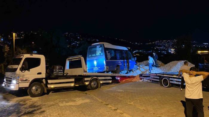 Sakarya’da Hareketli Gece: Minibüs Şoförünün Genç Kıza Sözlü Taciz İddiası Ortalığı Karıştırdı