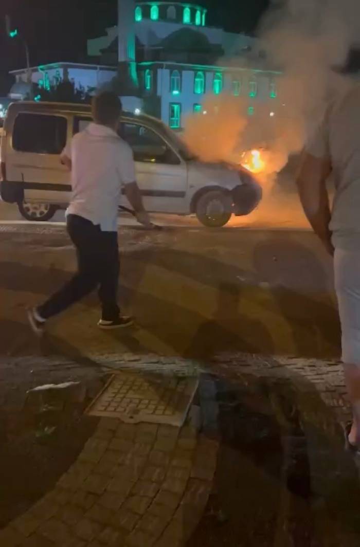 Hafif Ticari Araç Alevlere Teslim Oldu