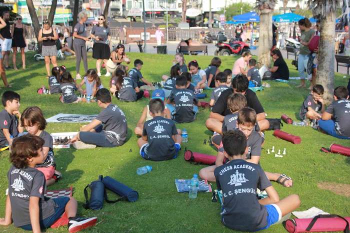 Marmaris’te Çocuklar Sokakta Satranç Oynadı