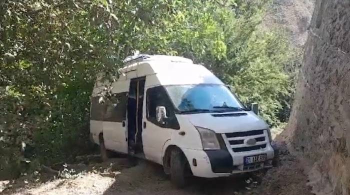 Bingöl’de Minibüs Şarampole Devrildi:2 Yaralı