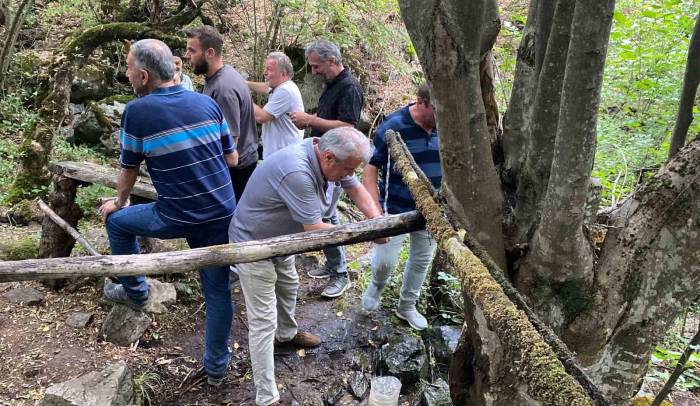 1943 Yılındaki Deprem Felaketinden Sonra Akmaya Başlayan Kaynak Suyunu 80 Yıldır Köylüler Koruyor