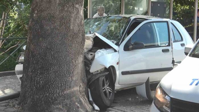 Otomobil Otobüs Durağına Daldı: 1’i Ağır 3 Yaralı