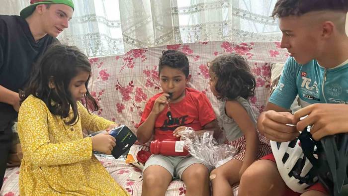 Bisikletiyle Üst Geçitten Düşen Çocuğun Yüzünü Güldüren Sürpriz