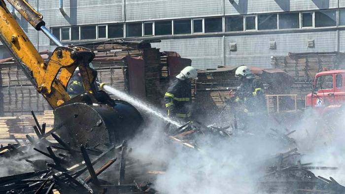 Düzce’de Otluk Alandaki Yangın Fabrika Bahçesine Sıçradı